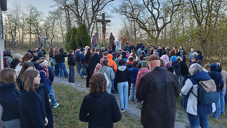 An den Stationen setzten sich die 150 Teilnehmer des Jugendkreuzwegs mit Leit- und Impulsfragen auseinander.
