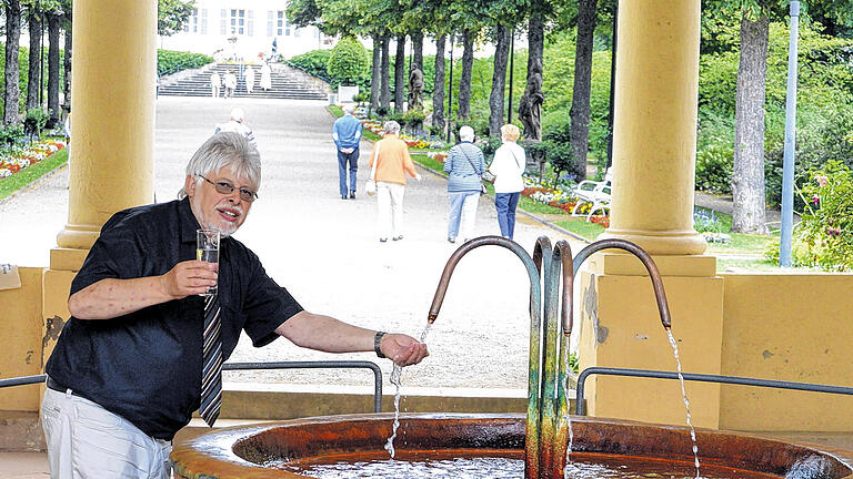 Blick auf den Park der Fürstbischöfe: Bürgermeister Wolfgang Back an der Stahlquelle. Blick auf den Park der Fürstbischöfe: Bürgermeister Wolfgang Back an der Stahlquelle.