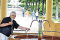 Blick auf den Park der Fürstbischöfe: Bürgermeister Wolfgang Back an der Stahlquelle.
