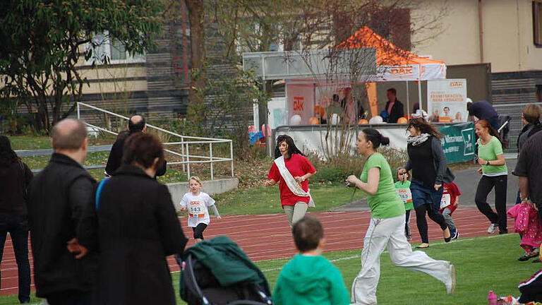 2014 hatte Bad Kissingens Rosenkönigin Anna-Lena die kleinen Sportler beim Kinderlauf unterstützt. Auch dieses Jahr gibt es beim Rakoczylauf wieder einen Kinderlauf. Foto: Stadt Bad Kissingen - 2014 hatte Bad Kissingens Rosenkönigin Anna-Lena die kleinen Sportler beim Kinderlauf unterstützt. Auch dieses Jahr gibt es beim Rakoczylauf wieder einen Kinderlauf. Foto: Stadt Bad Kissingen 2014 hatte Bad Kissingens Rosenkönigin Anna-Lena die kleinen Sportler beim Kinderlauf unterstützt. Auch dieses Jahr gibt es beim Rakoczylauf wieder einen Kinderlauf. Foto: Stadt Bad Kissingen - 2014 hatte Bad Kissingens Rosenkönigin Anna-Lena die kleinen Sportler beim Kinderlauf unterstützt. Auch dieses Jahr gibt es beim Rakoczylauf wieder einen Kinderlauf. Foto: Stadt Bad Kissingen