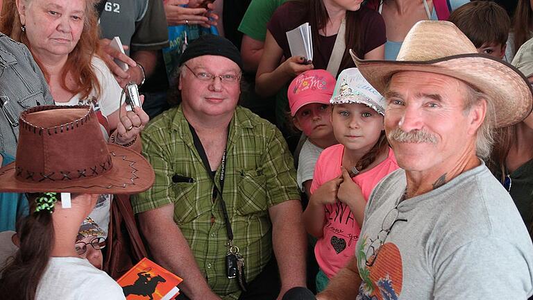 Am Familiensonntag bei der Abenteuer & Allrad in Bad Kissingen: der Auswanderer Konny Reimann inmitten seiner Fans. Am Familiensonntag bei der Abenteuer & Allrad in Bad Kissingen: der Auswanderer Konny Reimann inmitten seiner Fans.