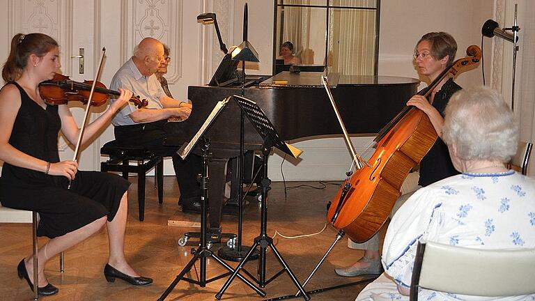 Niveauvolle Kammermusik auf Schloss Craheim: Theresa Krokauer (von links), Siegfried Großmann und Susanne Breu.