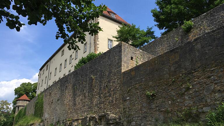 Bei der Sanierung der Stadtmauer winkt Mellrichstadt ein Zuschuss von 1,5 Millionen Euro. Allerdings mit der Auflage, dass mit der Maßnahme noch heuer begonnen wird. Doch Fachfirmen mit freien Kapazitäten sind derzeit Mangelware. Bei der Sanierung der Stadtmauer winkt Mellrichstadt ein Zuschuss von 1,5 Millionen Euro. Allerdings mit der Auflage, dass mit der Maßnahme noch heuer begonnen wird. Doch Fachfirmen mit freien Kapazitäten sind derzeit Mangelware.