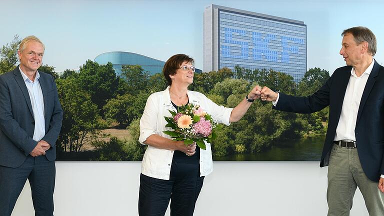 Coronakonformer Abschiedsgruß und Blumen für die Grand Dame der SKF-Kommunikation: SKF-Arbeitsdirektor Harald Speck (rechts) wünscht Klara Weigand einen erfüllenden Ruhestand; Holger Laschka (links) folgt ihr im Amt der Unternehmenssprecherin nach. Coronakonformer Abschiedsgruß und Blumen für die Grand Dame der SKF-Kommunikation: SKF-Arbeitsdirektor Harald Speck (rechts) wünscht Klara Weigand einen erfüllenden Ruhestand; Holger Laschka (links) folgt ihr im Amt der Unternehmenssprecherin nach.