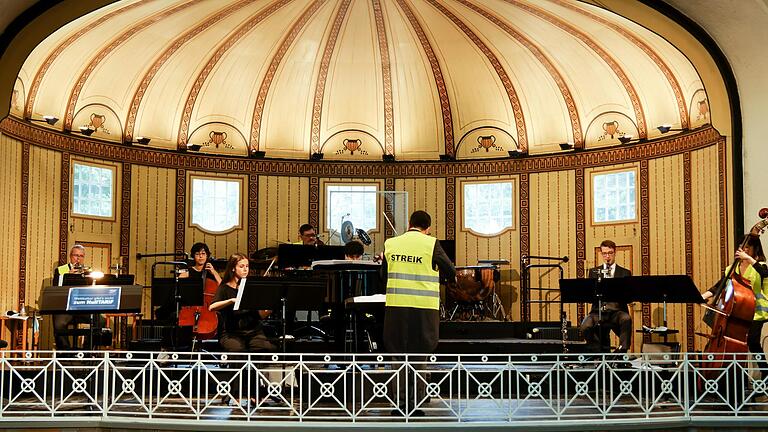 Arbeitskampf der Mitglieder der Staatsbad Philharmonie Kissingen: Deutlich zu sehen ist die Streikweste.