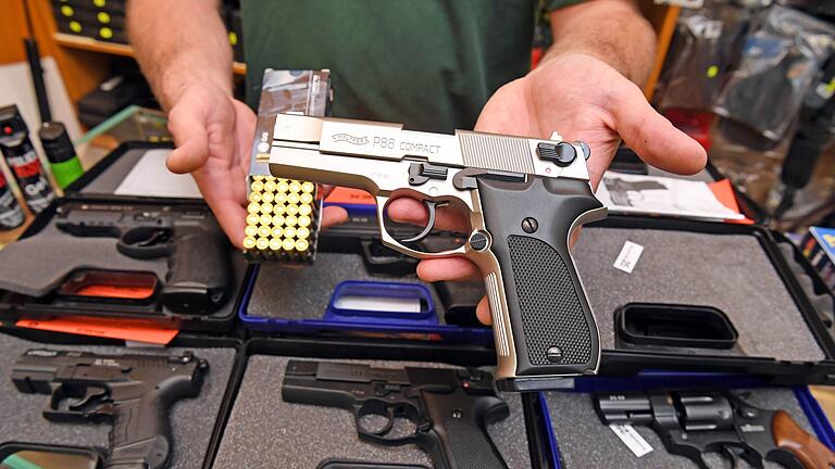Schreckschusswaffen - Als Reaktion auf die Gewalt gegen Polizisten, Feuerwehrleute und Sanitäter in der Silvesternacht will Innenministerin Faeser (SPD) Schreckschusspistolen an den kleinen Waffenschein binden. Schreckschusswaffen - Als Reaktion auf die Gewalt gegen Polizisten, Feuerwehrleute und Sanitäter in der Silvesternacht will Innenministerin Faeser (SPD) Schreckschusspistolen an den kleinen Waffenschein binden.