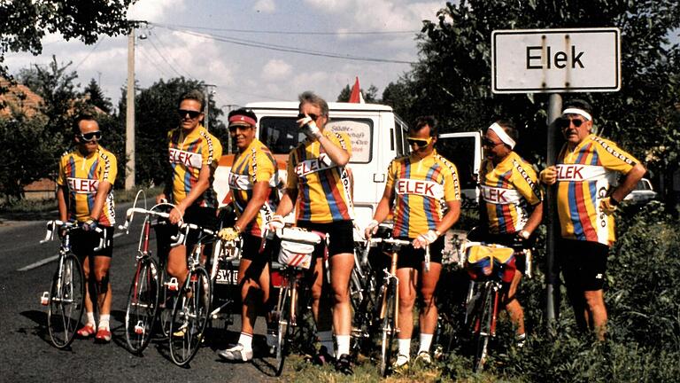 Das Sehnsuchtsziel war am 30. Mai 1990 erreicht, nach 1288 Kilometern im Sattel. Die Erschöpfung, aber auch Freude ist den Radfahrern Rolf Hantelmann, Helmut Stix, Karl Hofmann, Hugo Oechsner, Karl Schiefer, Heinz Krahn und Rainer Lindner auf dem Bild am Ortsschild von Elek anzusehen.