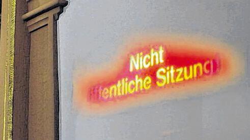 Soll künftig weniger leuchten: der Hinweis auf eine geheime Aussprache im Stadtrat.