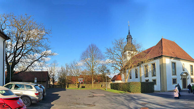 Der Platz zwischen der Kirche, der alten Schule und dem Rathaus in Rannungen  Foto: Dieter Britz       -  Der Platz zwischen der Kirche, der alten Schule und dem Rathaus in Rannungen  Foto: Dieter Britz