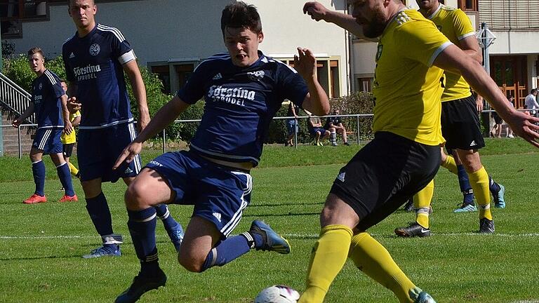 Tim Thiel von der SG Mellrichstadt/Frickenhausen (blaues Trikot) blockt den Schuss von Fabian Reuß erfolgreich ab.