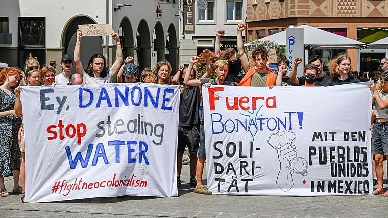 Das Bündnis 'OhneDanone' unterstützte mit einer Aktion in Würzburg und Ochsenfurt den Protest gegen die Privatisierung von Wasserrechten in Mexiko zugunsten der Danone-Tochter Bonafont.&nbsp;