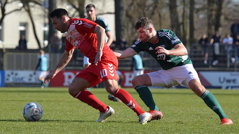 Timo Pitter (links) vom TSV Aubstadt wird im Regionalliga-Duell der vergangenen Saison vom Schweinfurter Jacob Engel verfolgt. In der zweiten Toto-Pokal-Runde treffen die beiden Mannschaften erneut aufeinander.