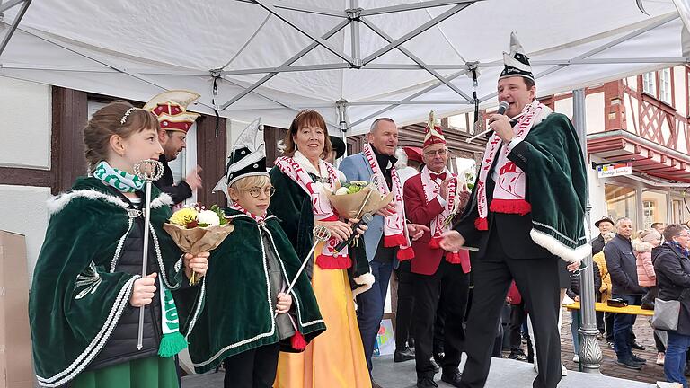 Am Samstag, 11.11., stürmten die Marktheidenfelder Narren 'Die Lorbser' das Alte Rathaus, erbeuteten von Bürgermeister Thomas Stamm die (leere) Stadtkasse und feierten anschließend auf dem Marktplatz mit vielen Gästen. Dort präsentierten sie auch das Prinzenpaar der Session 2023/24, Marlies I. und Thomas III., sowie das Kinderprinzenpaar Anni I. und Poldi I.