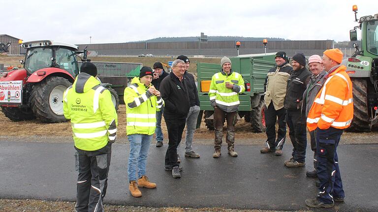 Brotzeit-Pause bei den Landwirten in Geiselwind. Sie hatten sich auf der Anhöhe neben der Autobahn positioniert. Brotzeit-Pause bei den Landwirten in Geiselwind. Sie hatten sich auf der Anhöhe neben der Autobahn positioniert.