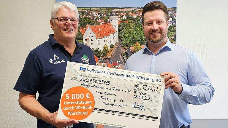 Freuten sich gemeinsam bei der Scheckübergabe (von links): Roland Sauer (geschäftsführender Gesellschafter der DJK Rimpar Wölfe) und Matthias Nothegger (VR-Bank Würzburg).