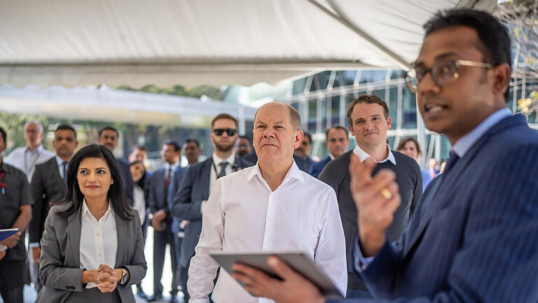 Bundeskanzler Scholz besucht Indien.jpeg       -  Bundeskanzler Scholz besucht IndienBundeskanzler Olaf Scholz (SPD, M) besichtigt die indische Niederlassung von SAP Labs India mit Christian Klein, Vorstandsvorsitzender von SAP, und Sindhi Gangadharan, Geschäftsführerin von SAP Labs India. Bengaluru ist die letzte Station der zweitägigen Reise des Kanzlers durch Indien. +++ dpa-Bildfunk +++