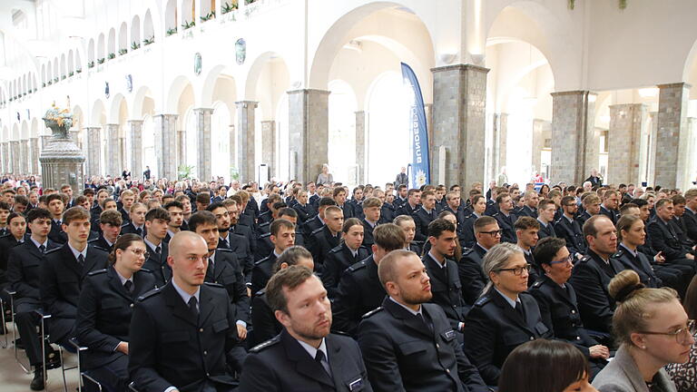 Feierliche Vereidigung von 125 künftigen Bundespolizisten in der Wandelhalle. Feierliche Vereidigung von 125 künftigen Bundespolizisten in der Wandelhalle.