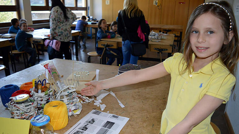 Aus Zeitungspapier lässt sich vieles machen, das zeigten die Schülerinnen und Schüler. Foto: Arthur Stollberger       -  Aus Zeitungspapier lässt sich vieles machen, das zeigten die Schülerinnen und Schüler. Foto: Arthur Stollberger