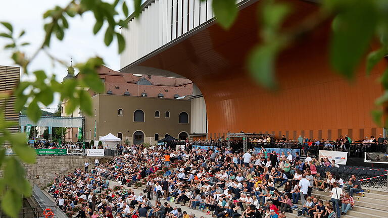 Hafensommer_Sparda-Bank Classic Night       -  Rund 1200 Menschen besuchen am Freitag (19.07.19) die Eröffnung des Hafensommers im Alten Hafen in Würzburg. Bei der Sparda-Bank Classic Night spielt neben dem Philharmonischen Orchester Würzburg die israelische Band „Shalosh“.