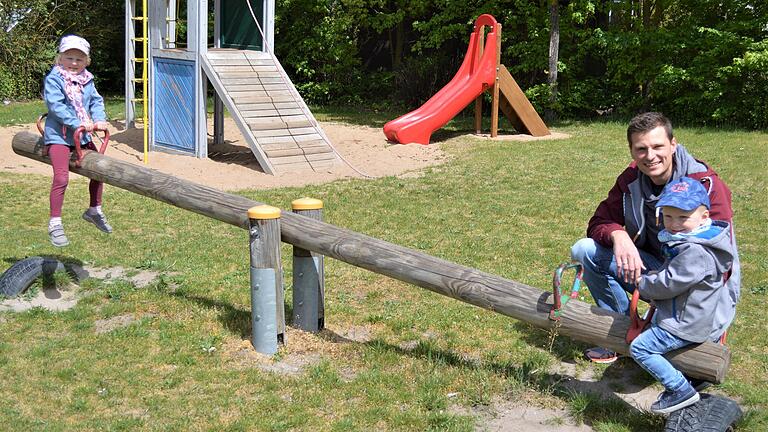 Freuen sich darüber, dass der Spielplatz am Franzosengraben wieder geöffnet hat: Peter Fischer und seine Kinder Anna (4) und Bastian (2).