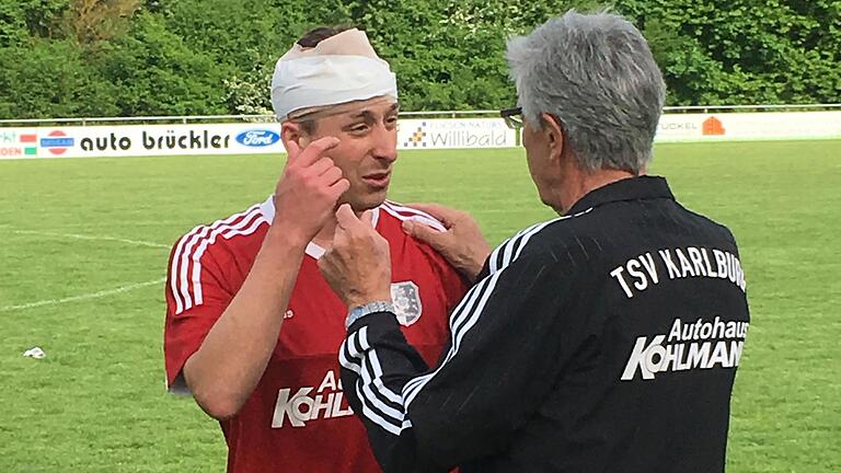 Manuel Römlein (links) war im Karlburger Trikot keiner, der sich schonte. Hier ein Bild aus dem Jahr 2018, als er das Spiel gegen den TSV Kleinrinderfeld nach einer Verletzung mit Kopfverband zu Ende spielte.