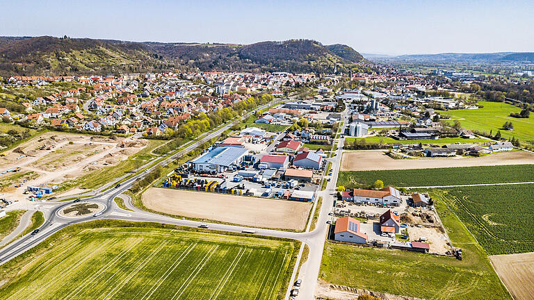 Die Discounter-Kette Lidl will ihre Zeiler Filiale ins neue Gewerbegebiet Gröbera II (am linken Bildrand) verlegen. Dort kann das Unternehmen einen größeren Markt bauen.