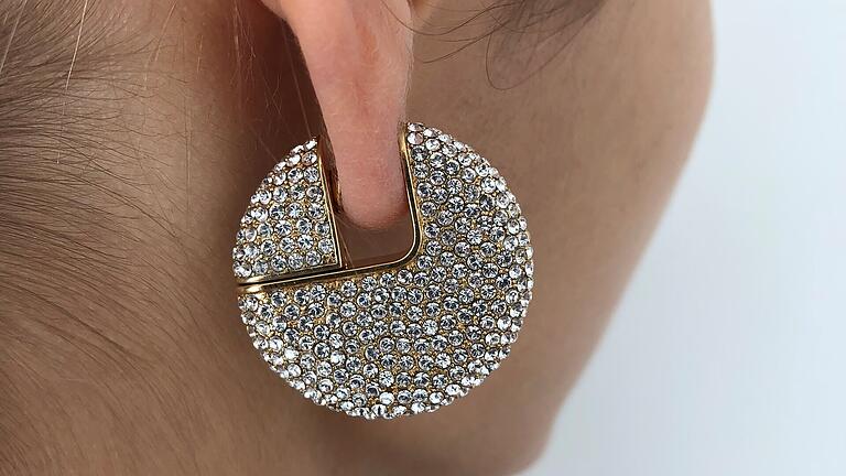 Einer der Besteller von Matthias Schneider für die Marke Céline: Ein mit Strass besetzter Ohrring, inspiriert von einem Babybel-Käse. Einer der Besteller von Matthias Schneider für die Marke Céline: Ein mit Strass besetzter Ohrring, inspiriert von einem Babybel-Käse.