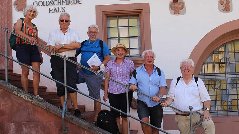 Teilnehmer/-innen der EVG Reisegruppe mit Harald Schmid (Mitte) und Anton Hofmann (rechts) am Eingang zum Goldschmiedehaus in Hanau.