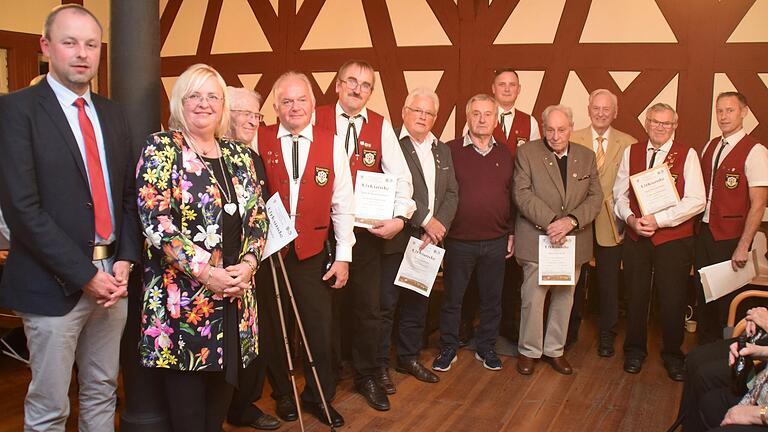 Ehrungen beim Gesangverein Markt Einersheim: Das Bild zeigt (von links) Frank Schneider, Elke Kuhn, Georg Stephan, Josef Hoos, Wolfgang Schuchard, Gerd Fuchs, Josef Gübitz, Armin Böhm, Friedrich Ott, Joachim Klatt, Ernst Habermann und Dominik Segritz.