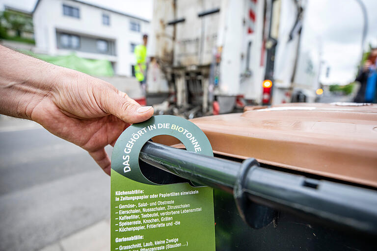 Falsch gefüllte Biotonnen werden nicht geleert. Ein Anhänger 'Das gehört in die Biotonne' weist den 'Abfallsünder' darauf auf den erlaubten Inhalt hin.