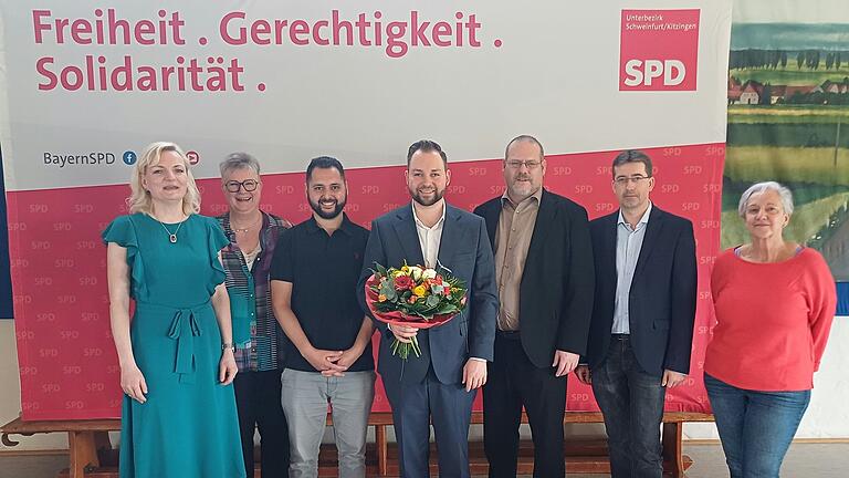 Beim Unterbezirks-Parteitag der SPD (von links nach rechts):&nbsp; Marietta Eder, Heike Joos, Tanyel Tas, Markus Hümpfer, Jochen Kraft, Jürgen Kößler, Isabella Walter.