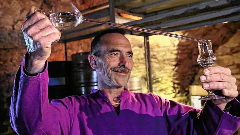 Der Tschin-Meister in seinem Element: Peter Piesch nimmt eine Schnaps-Probe. Der Tschin-Meister in seinem Element: Peter Piesch nimmt eine Schnaps-Probe.