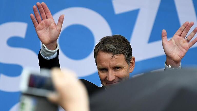 AfD-Kundgebung vor dem Filmmuseum Potsdam       -  Björn Höcke aus Thüringen gehört zum rechten Spektrum der AfD und trotz Parteiausschlussverfahren zu denen, die in der Partei den Ton angeben.