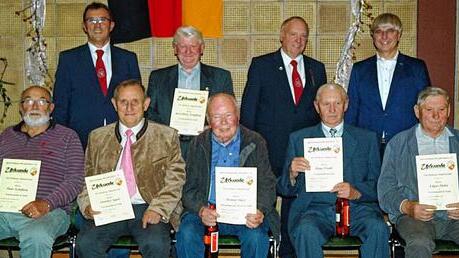 Seit mindestens 60 Jahren sind diese Männer Mitglieder in der SpVgg Untertheres. Das Bild zeigt (vorne, von links) Peter Schäflein, Günther Appel, Helmut Säger, Hugo Trunk und Edgar Hahn sowie (hinten, von links) stellvertretenden Vorsitzenden Günter Ziegler, Karl-Heinz Schäflein, Vorsitzenden Leo Weinig und 2. Bürgermeister Manfred Rott.