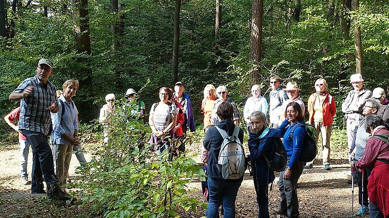 Bürgermeister Jürgen Lippert mit der Wanderführerin Elisabeth Schinzel (links) lud die Wanderfreunde auf der Höhe zu einem kostenfreien Imbiss ein.