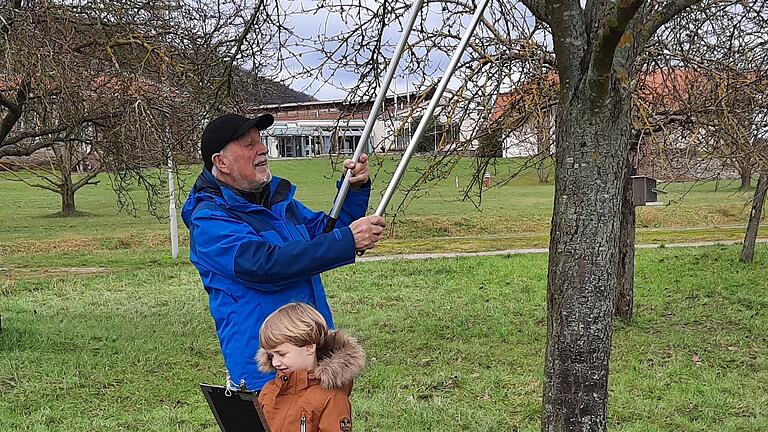 Horst Altenhöfer und Frederik Altenhöfer kümmerten sich um die Reinigung eines Nistkastens.