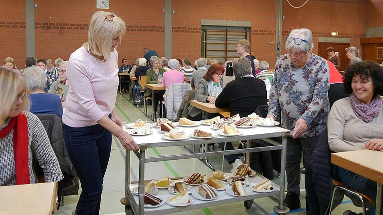 Bei den Gebietsversammlungen der Landfrauen in der BBV-Kreisgruppe Würzburg gehören zur Fortbildung auch Geselligkeit und Begegnung. In Erbshausen-Sulzwiesen sind die selbstgebackenen Torten immer ein Renner. Bei den Gebietsversammlungen der Landfrauen in der BBV-Kreisgruppe Würzburg gehören zur Fortbildung auch Geselligkeit und Begegnung. In Erbshausen-Sulzwiesen sind die selbstgebackenen Torten immer ein Renner.