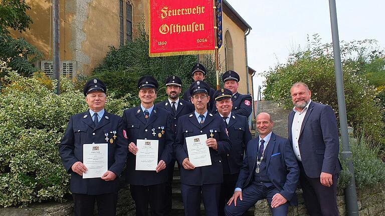 Für 40 Jahre aktiven Dienst ausgezeichnete Mitglieder der Freiwilligen Feuerwehr Osthausen (vorne von lnks) Wilfried Fleischmann, Clemens Fleischmann und Berthold Kleinschrodt eingerahmt von (oben von links) Christian Buchholz, den Kommandaten Thomas Hahn und Alexander Graf, Karsten Ott sowie Roland Nöth und Thomas Eberth.