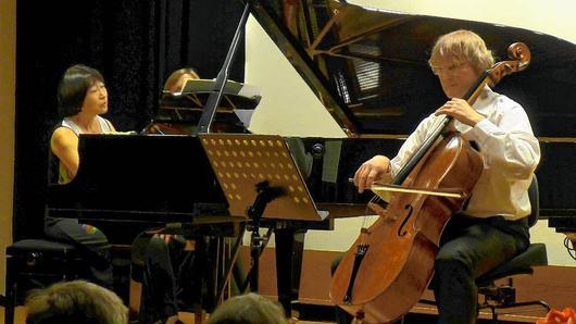 Meisterliche Interpretationen mit Sonaten für Violoncello und Klavier boten der Solocellist der Bamberger Symphoniker Matthias Ranft und die Pianistin Tomoko Osagawara beim letzten „Meisterkonzert“ des Jahres 2015. Meisterliche Interpretationen mit Sonaten für Violoncello und Klavier boten der Solocellist der Bamberger Symphoniker Matthias Ranft und die Pianistin Tomoko Osagawara beim letzten „Meisterkonzert“ des Jahres 2015.