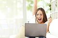 Excited girl celebrating good news on laptop at home       -  Zum beruflichen Erfolg dank jobs.mainpost.de. Bewerber können in Kürze Kontaktanfragen von Unternehmen erhalten, wenn sie im TalentPool gelistet sind.