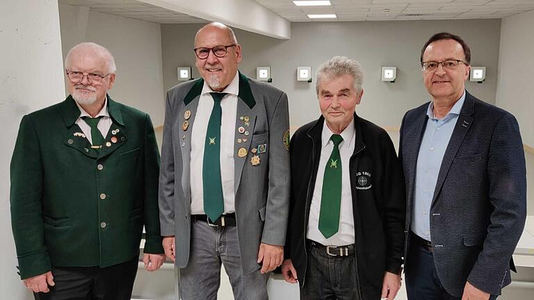 Im Bild( von links): Gauschützenmeister Norbert Mahr, Franz Josef Sittler, Dieter Nicola, 1. Bürgermeister der Gemeinde Poppenhausen Ludwig Nätscher.