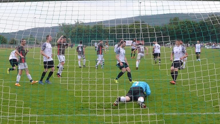 In der dramatischen Schlussphase des Relegationsspieles in Bischofsheim vor 747 Zuschauern hielt Keeper Matthias Dietz den 3:1-Sieg für die SG Burgwallbach/Leutershausen gegen den TSV Volkers (helle Trikots) fest, was den Aufstieg in die Kreisklasse bedeutete.