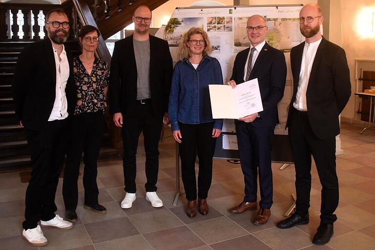 Bürgermeister Dieter Lenzer überreichte eine Urkunde für den ersten Preis. Das Bild zeigt (von links) Thomas Dill, Ulrike Bruns, Patric Peters, Dorothee Rummel, Dieter Lenzer und Ben Warnecke.