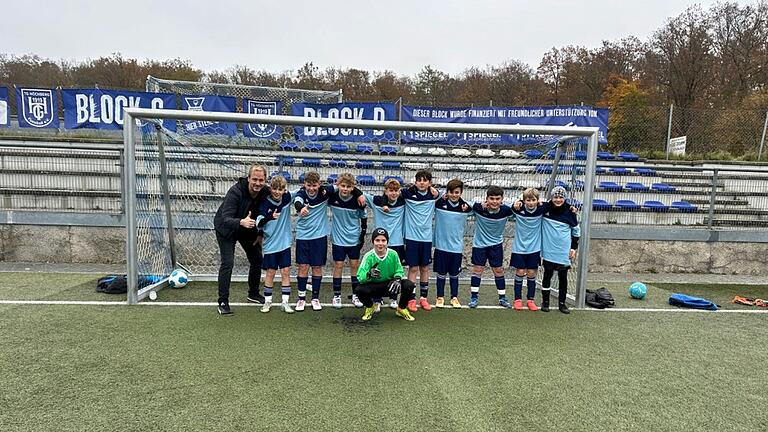 Mannschaft der WK IV Fußball der Leopold-Sonnemann-Realschule mit der betreuenden Lehrkraft Mike Sonntag.