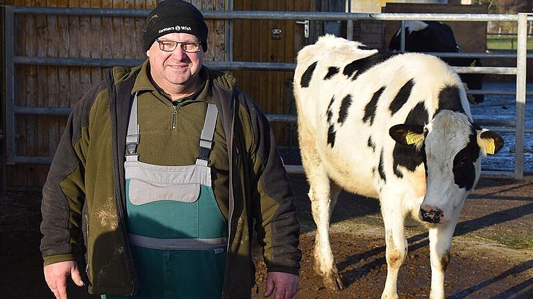 Schon vor einigen Jahren haben Christiane und Klaus Dietz ihren Betrieb auf Bio umgestellt. Jetzt soll auch die Milch noch umgestellt werden. In einigen Jahren wird hier nur noch A2-Milch produziert. Das Bild zeigt ihn mit Tilda, einer von 70 Milchkühen.