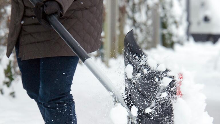 Ab 6 Uhr früh müssen Hausbesitzer gewährleisten, dass Fußgänger und Autos bei Schnee und Eis sicher die öffentliche Wege vor ihrem Anwesen benutzen können.&nbsp;