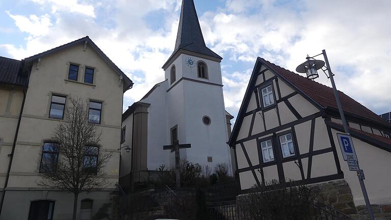 Das Fachwerk ist frisch saniert, am Hirtenhaus neben der Hambacher Kirche, besser bekannt als &quot;Hartmannshäuschen&quot;.