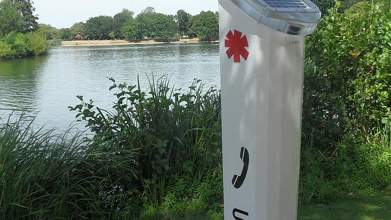 Die neue Notrufsäule am Baggersee in Schweinfurt.