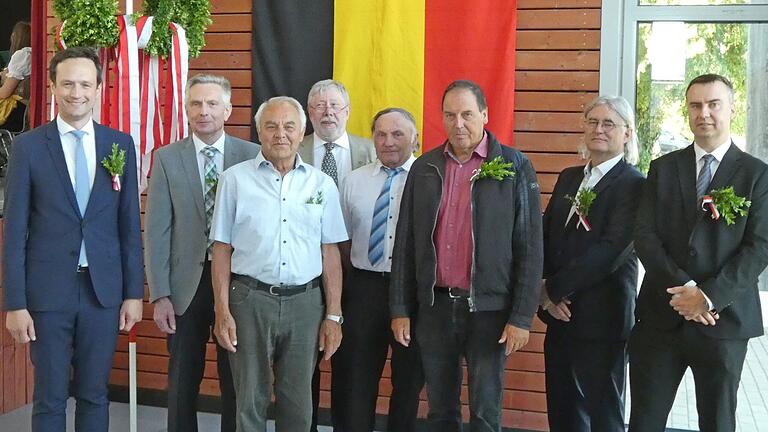 Landrat Florian Töpper (von links) gratulierte den Jubilaren Josef Götz (Düttingsfeld), Wolfgang Boll (Vögnitz), Hermann Lutz (Oberspiesheim), Karl Josef Schömig (Zeilitzheim) und Siegbert Berchtold (Gernach). Den Glückwünschen schlossen sich an Kreisobmann Erhard Rückert (Vierter von links), Bürgermeister Jürgen Schwab und Amtsleiter Michael Reus. Landrat Florian Töpper (von links) gratulierte den Jubilaren Josef Götz (Düttingsfeld), Wolfgang Boll (Vögnitz), Hermann Lutz (Oberspiesheim), Karl Josef Schömig (Zeilitzheim) und Siegbert Berchtold (Gernach). Den Glückwünschen schlossen sich an Kreisobmann Erhard Rückert (Vierter von links), Bürgermeister Jürgen Schwab und Amtsleiter Michael Reus.