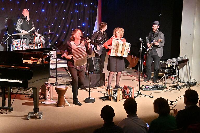 Jazz in der Aula mit Zydeco Annie & Swamp Cats war ein voller Erfolg. Jazz in der Aula mit Zydeco Annie & Swamp Cats war ein voller Erfolg.